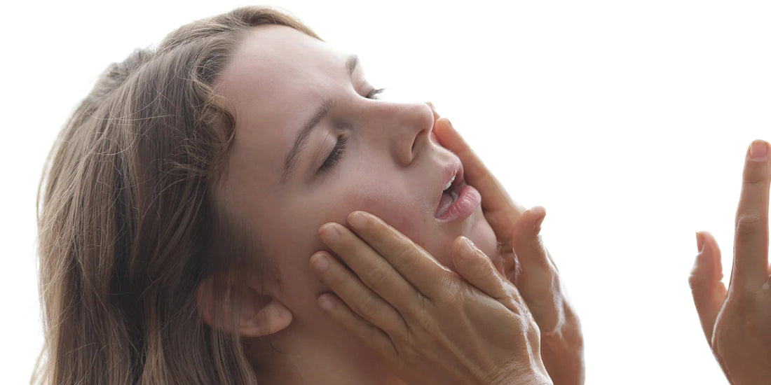 How Does Face Oil Affect Acne? - Flora Mirabilis